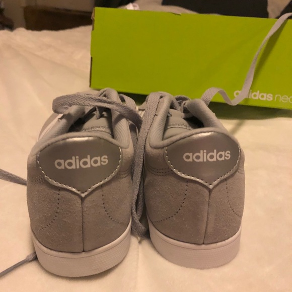 Tennis shoes - Picture 3 of 5